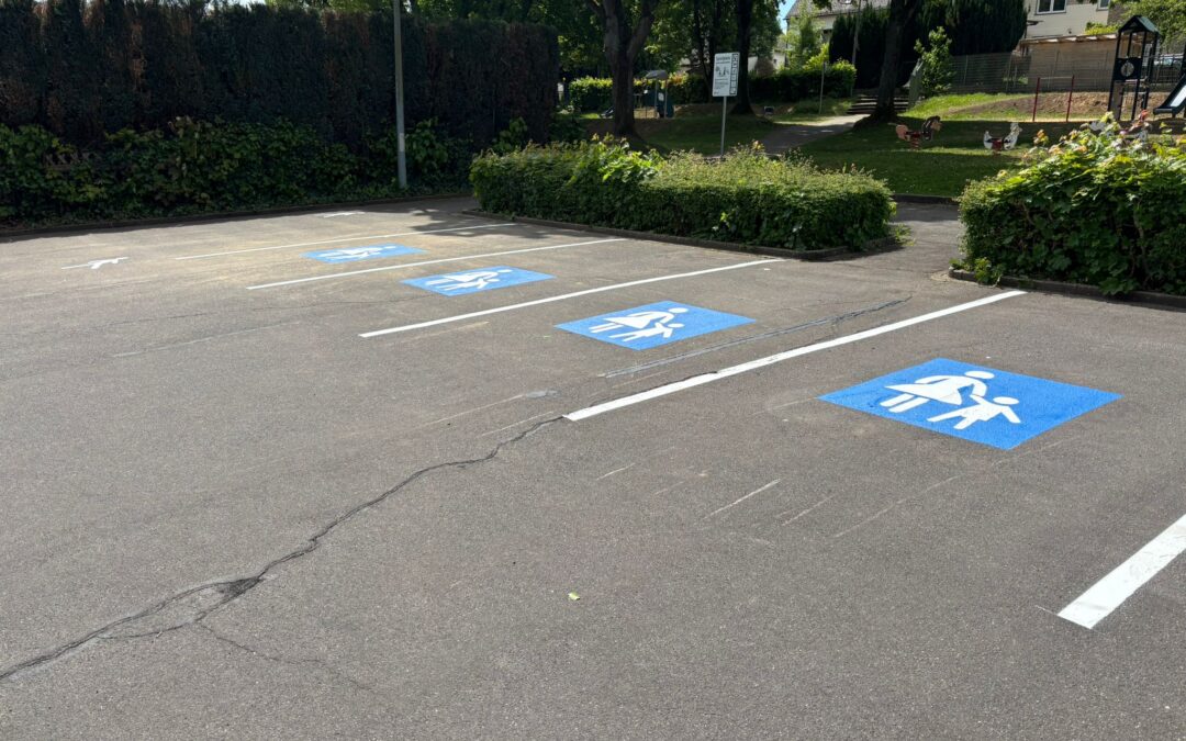 Neue Eltern-Kind-Parkplätze an der Krugbäckerhalle