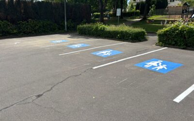 Neue Eltern-Kind-Parkplätze an der Krugbäckerhalle