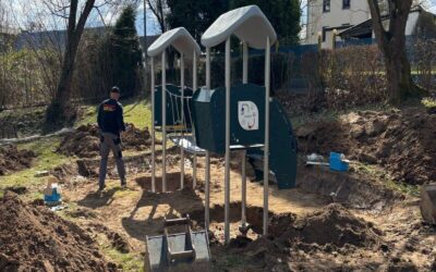 Neuer Spielplatz an der Krugbäckerhalle wird montiert