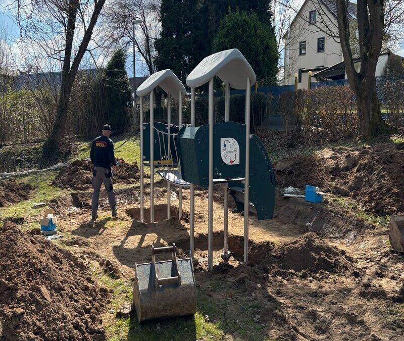 Neuer Spielplatz an der Krugbäckerhalle wird montiert
