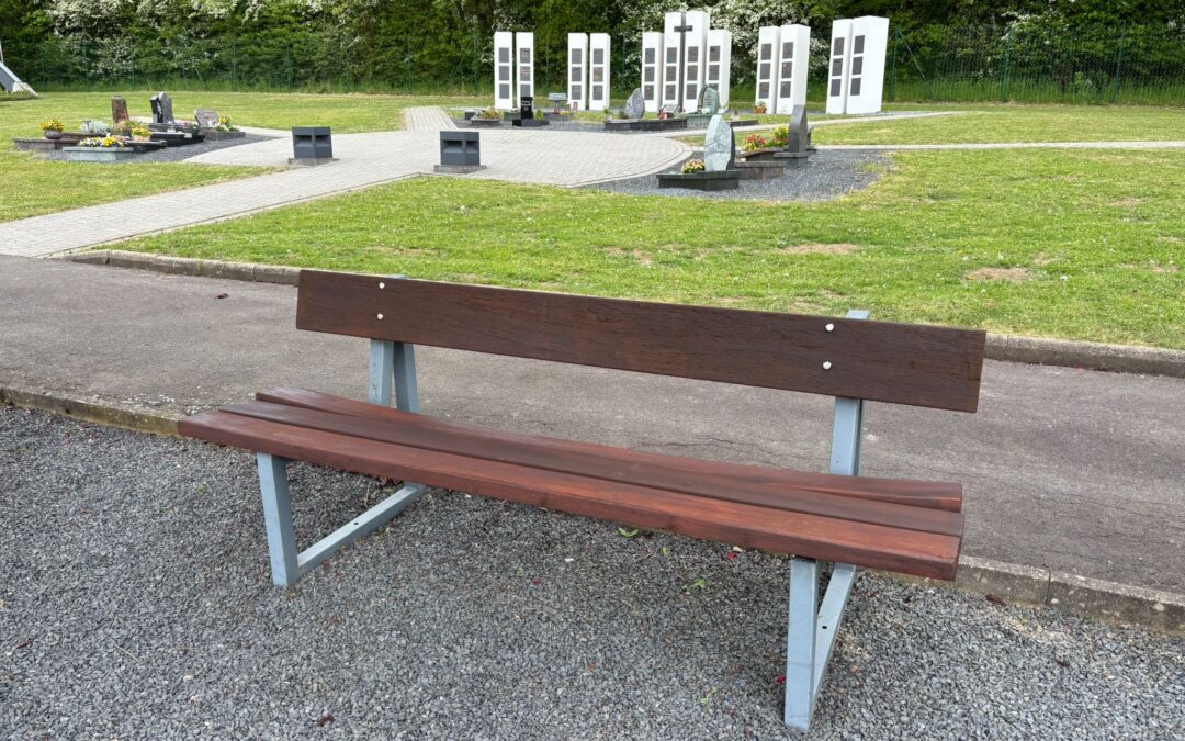 Friedhofsbänke in neuem Glanz